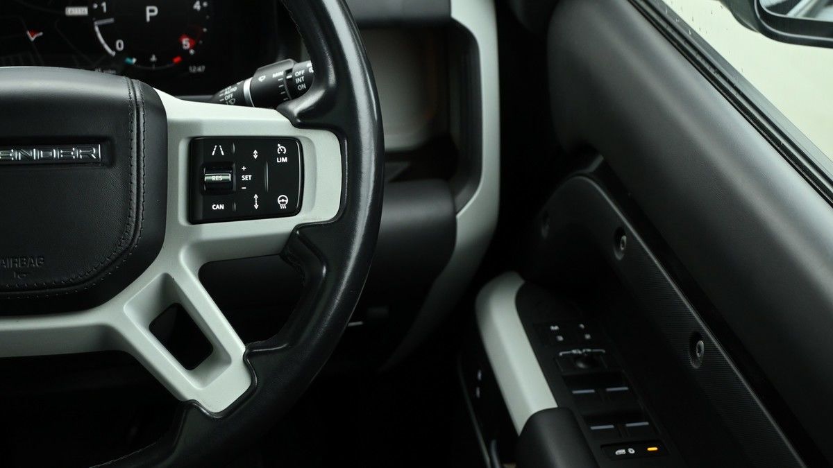 Land Rover Defender 110 Image 16