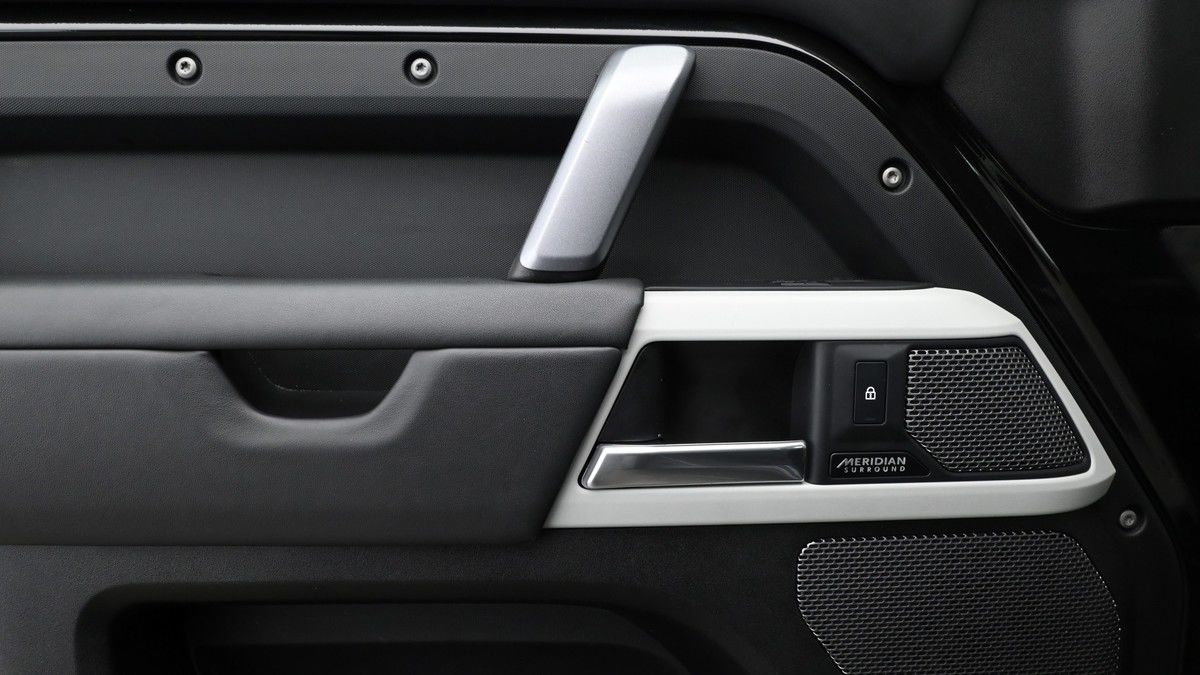Land Rover Defender 110 Image 13