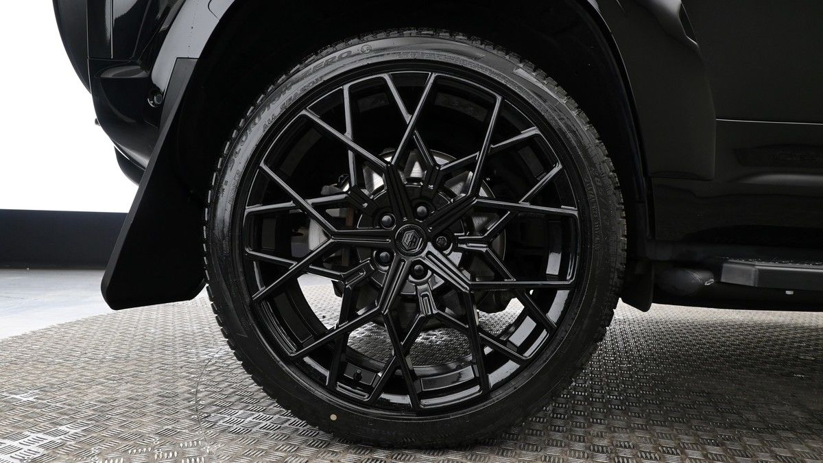 Land Rover Defender 110 Image 9