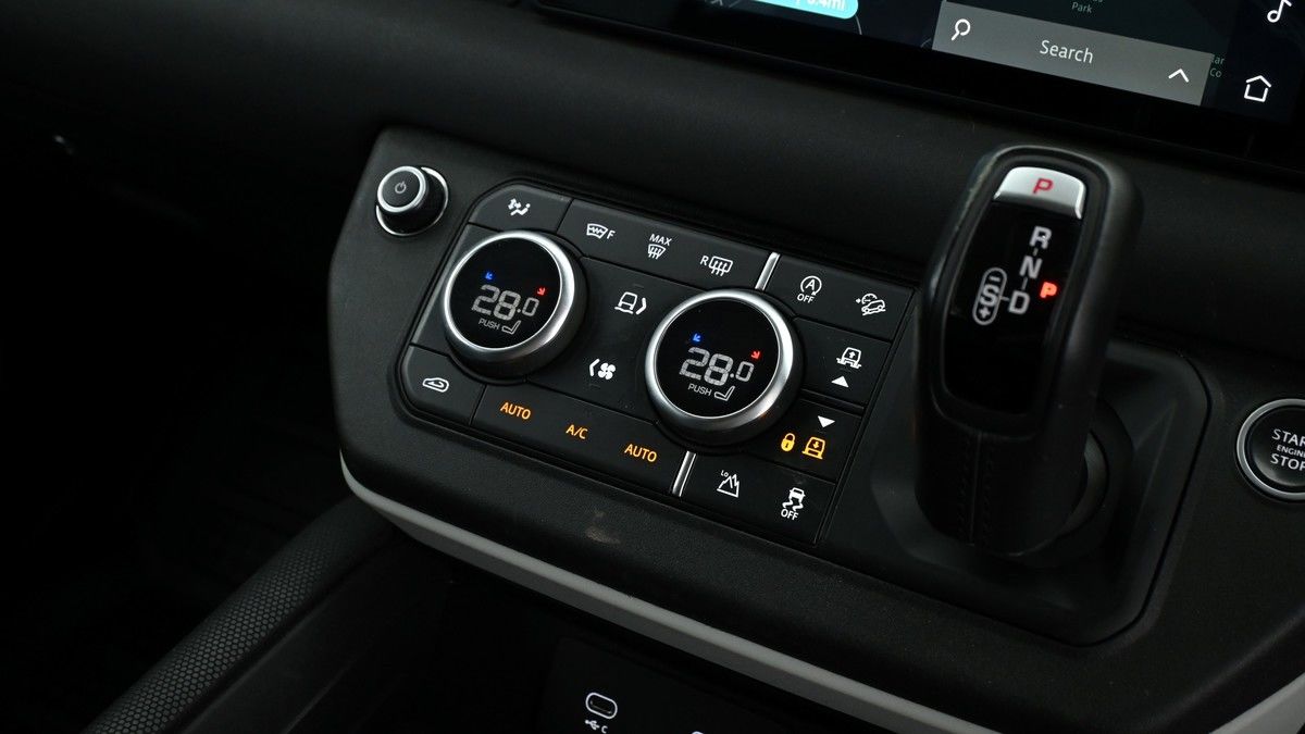 Land Rover Defender 110 Image 11