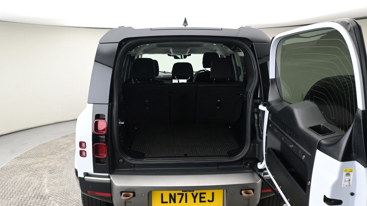 Land Rover Defender 110 Image 9