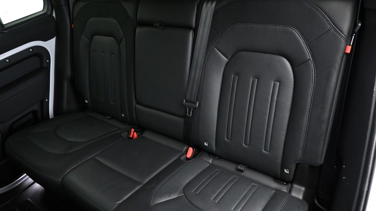Land Rover Defender 110 Image 4