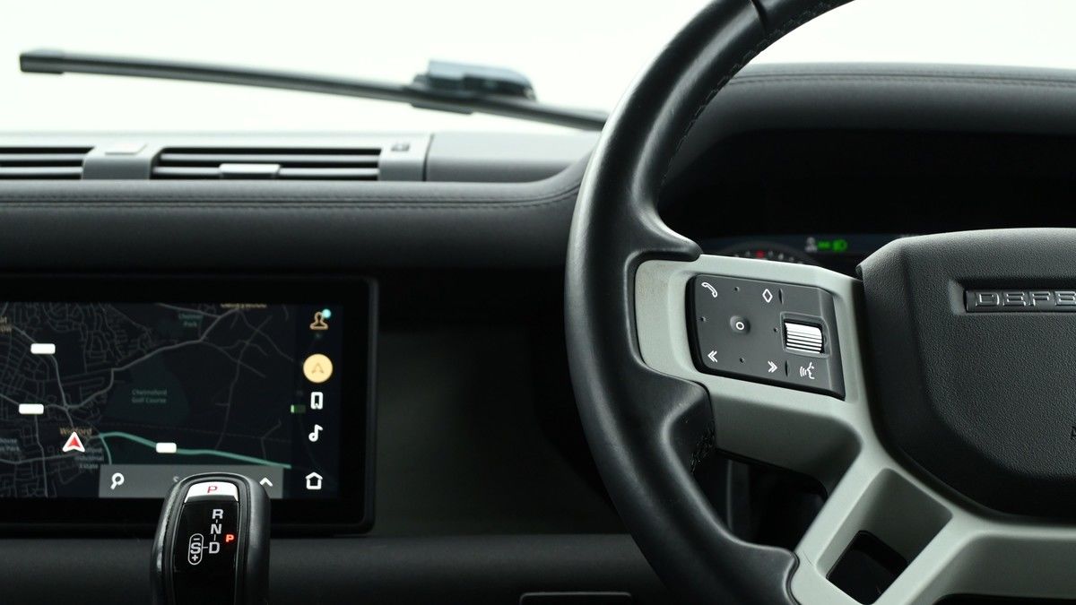 Land Rover Defender 110 Image 14