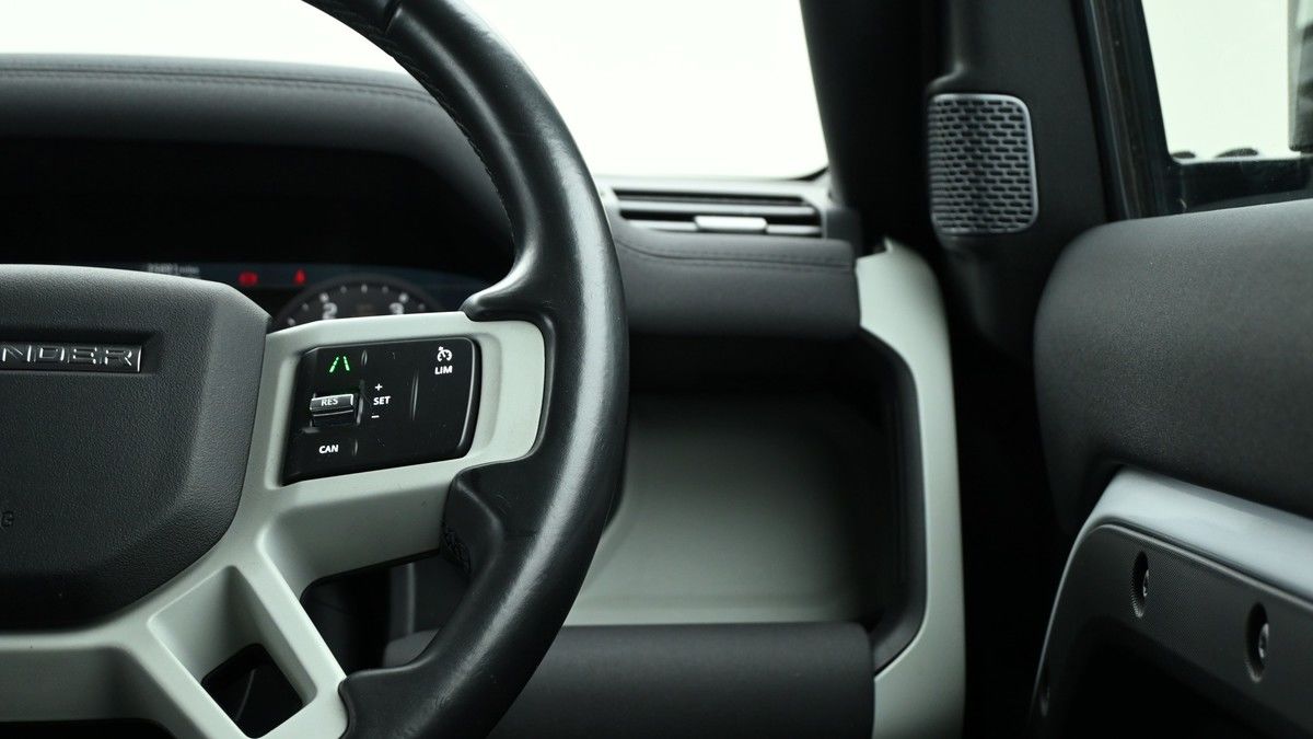 Land Rover Defender 110 Image 15