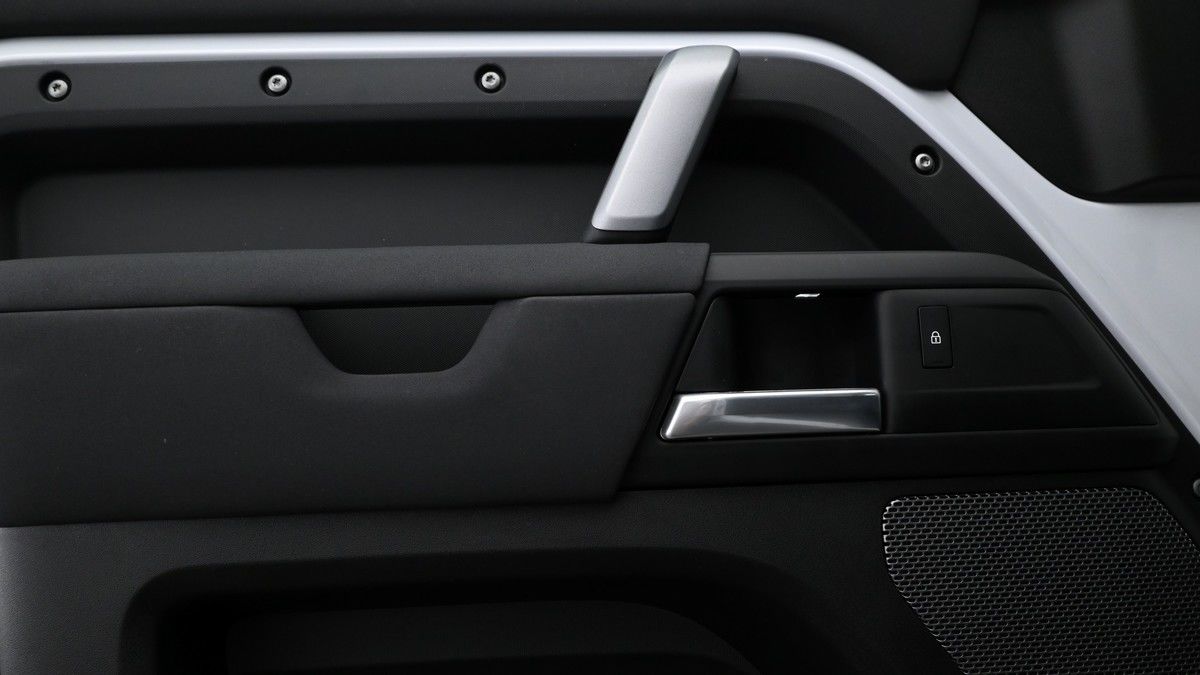 Land Rover Defender 110 Image 12
