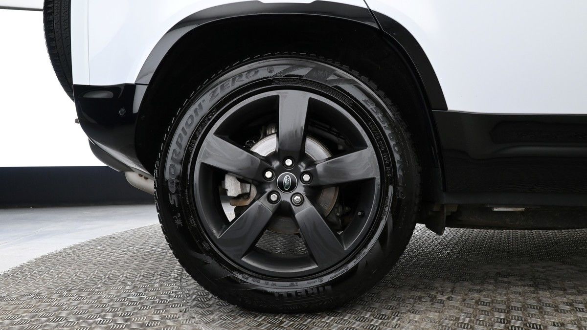 Land Rover Defender 110 Image 8