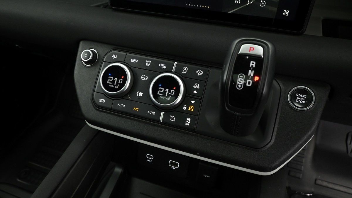 Land Rover Defender 110 Image 12