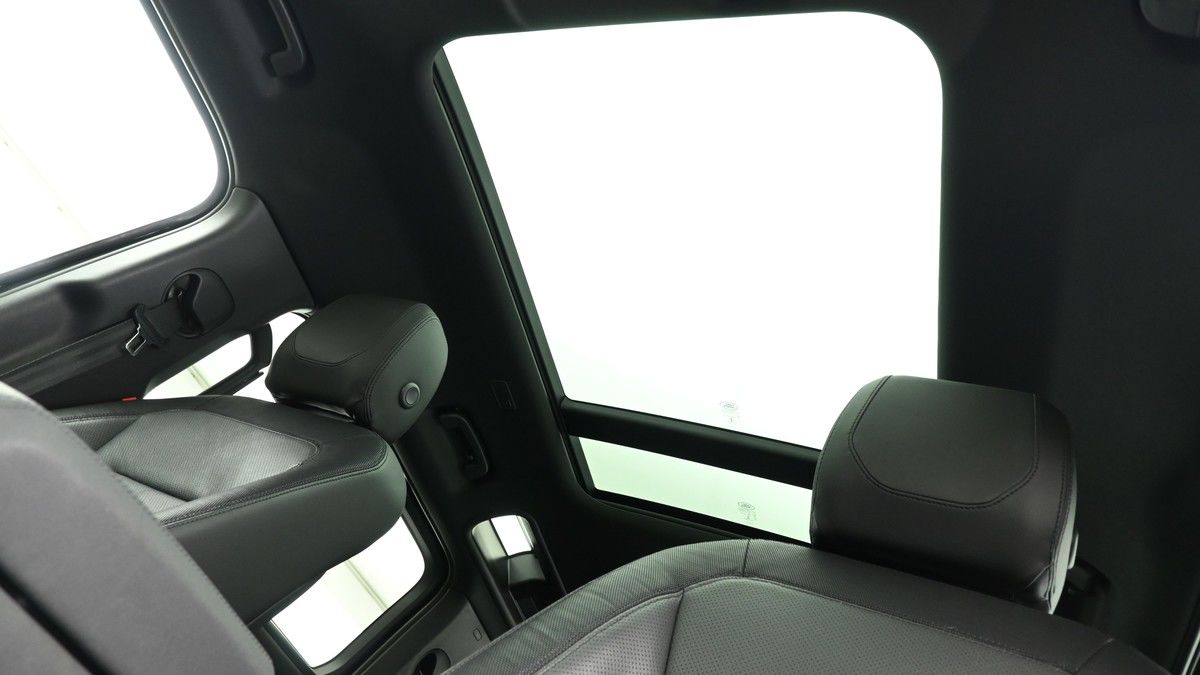 Land Rover Defender 110 Image 2