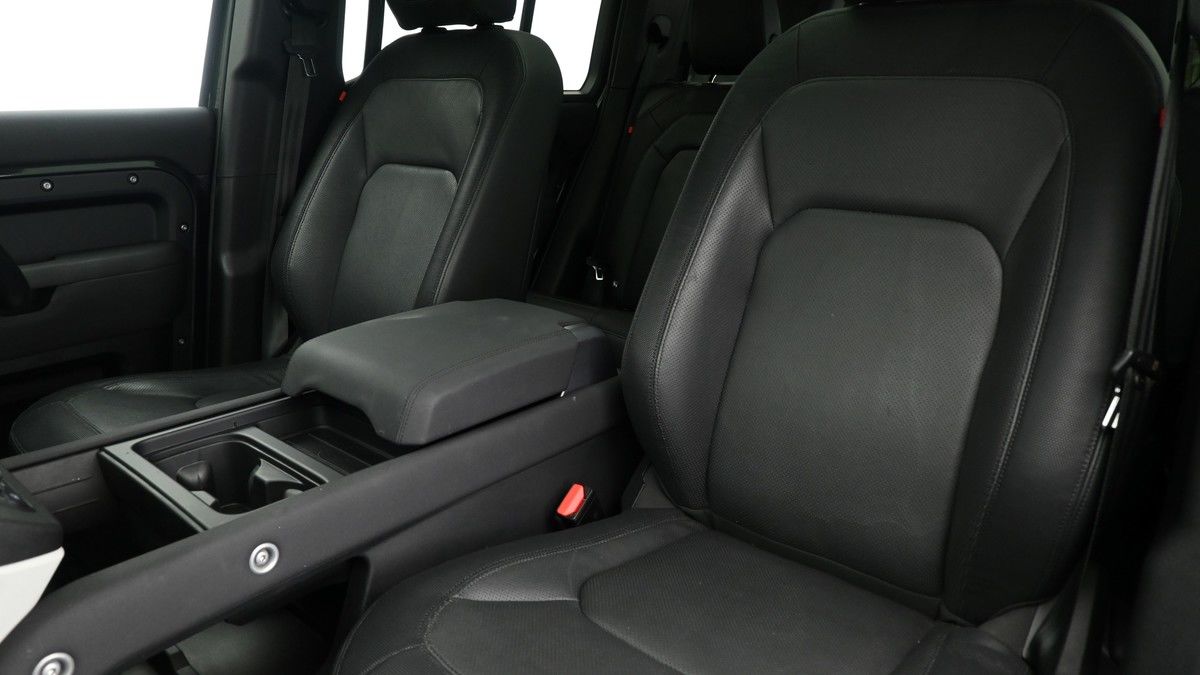 Land Rover Defender 110 Image 4