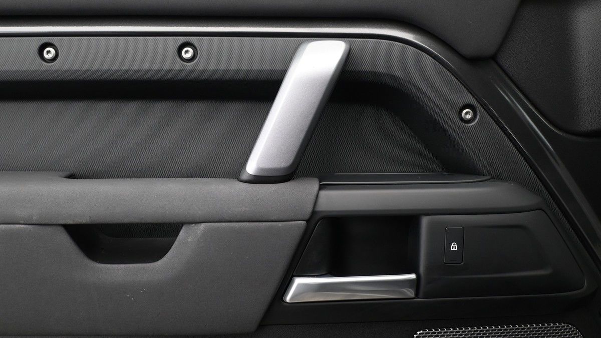 Land Rover Defender 110 Image 13