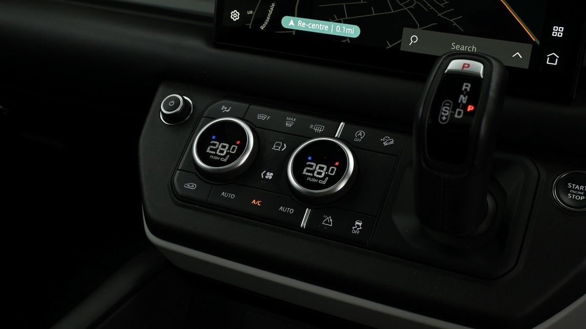 Land Rover Defender 110 Image 12