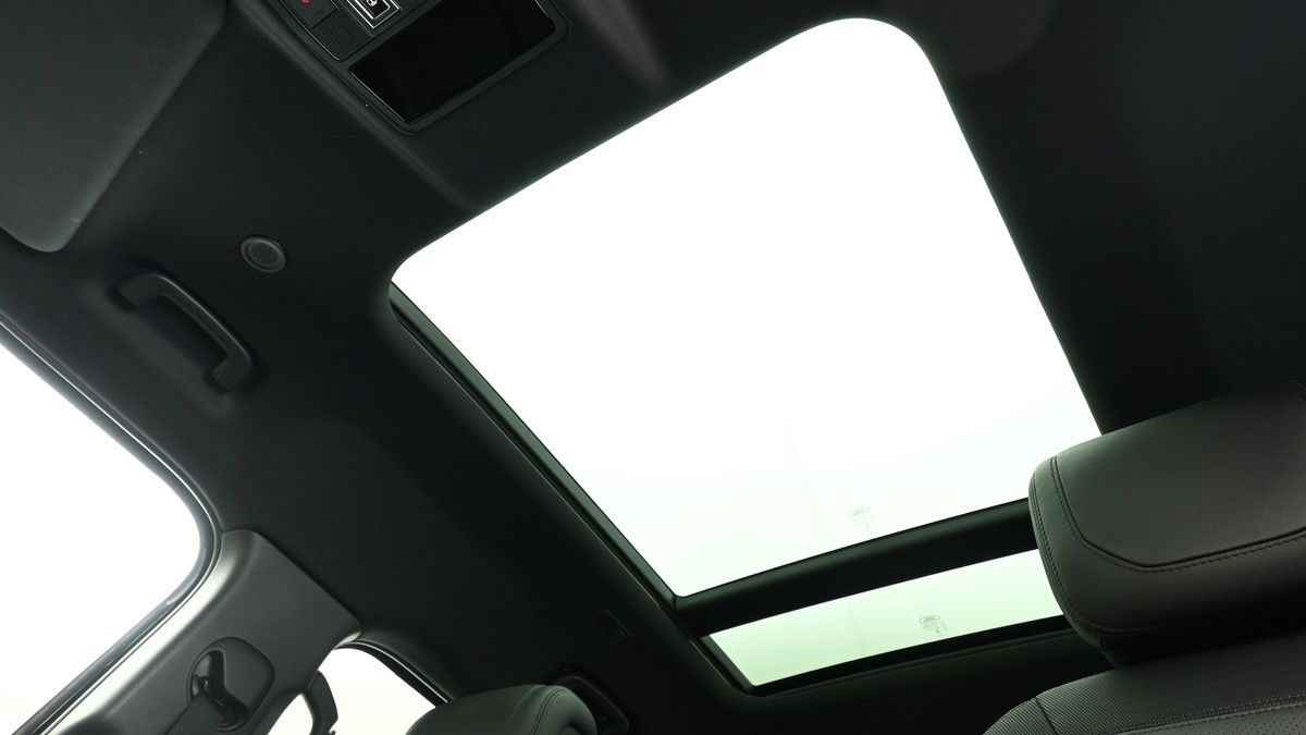 Land Rover Defender 110 Image 2