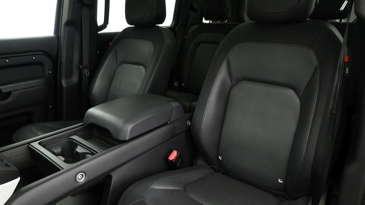 Land Rover Defender 110 Image 4
