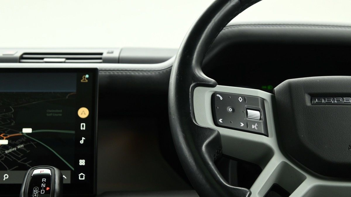 Land Rover Defender 110 Image 15