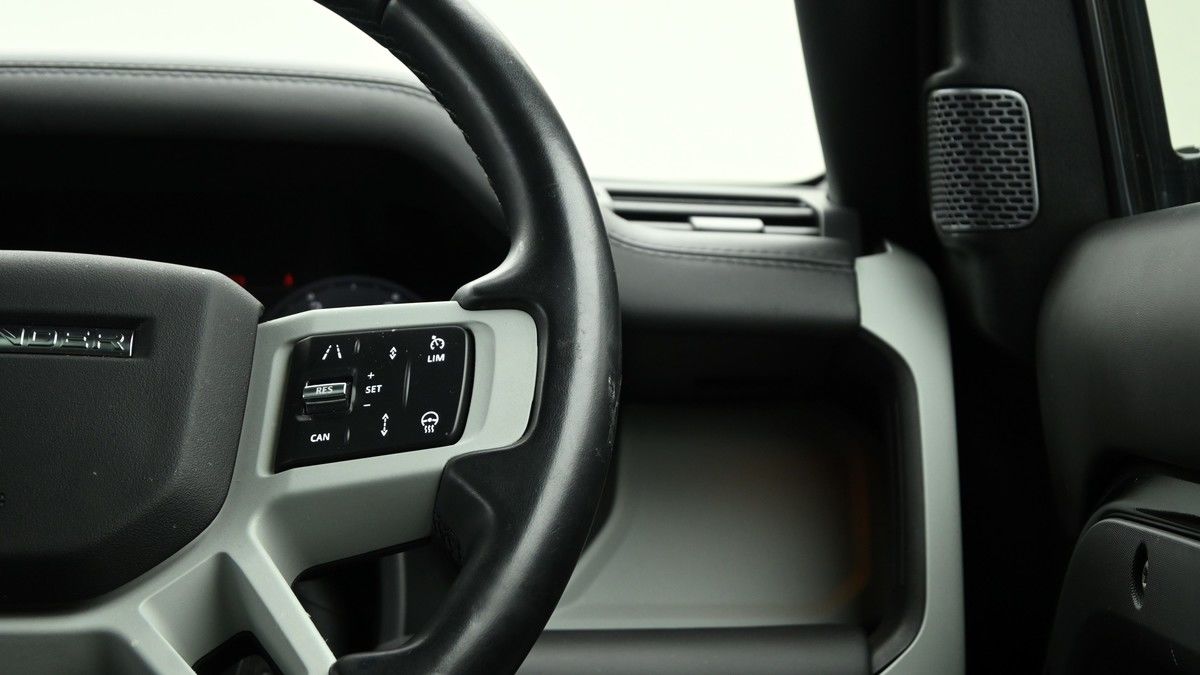 Land Rover Defender 110 Image 16