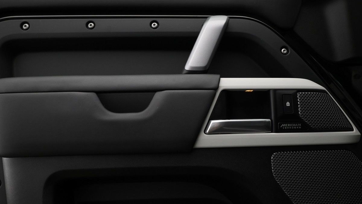 Land Rover Defender 110 Image 13