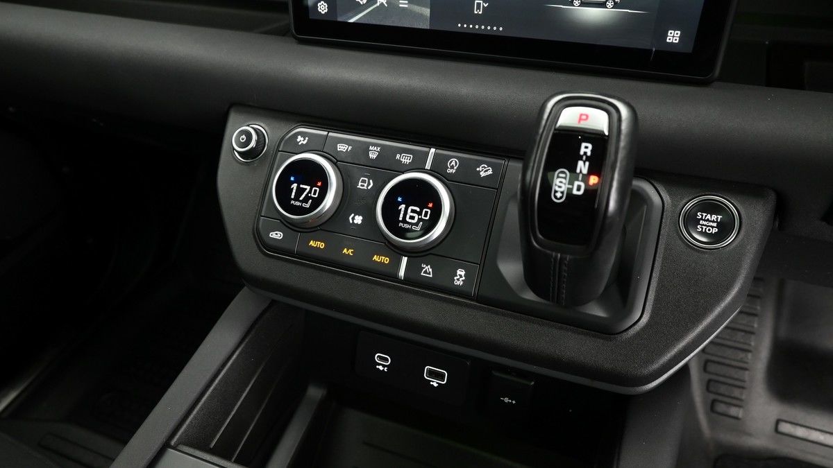 Land Rover Defender 110 Image 12