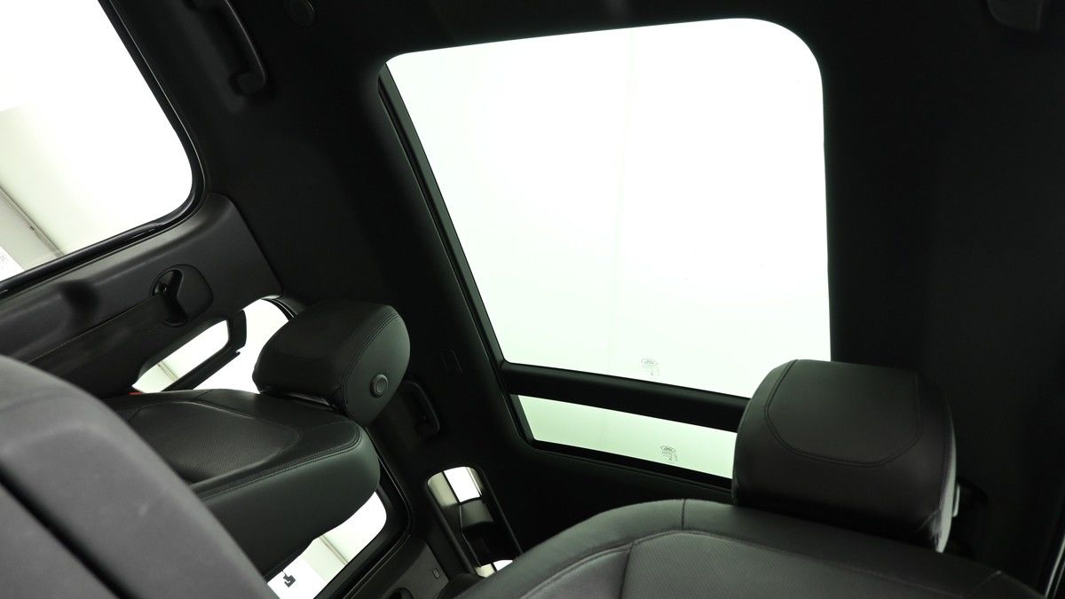 Land Rover Defender 110 Image 2