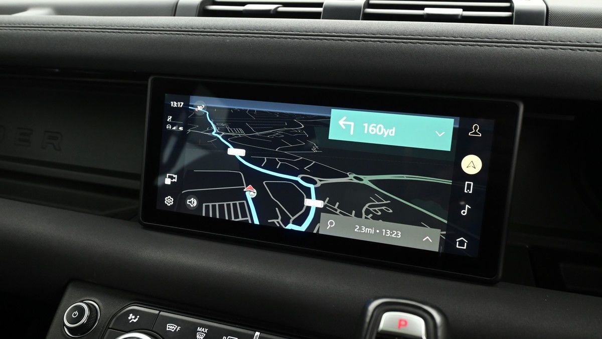 Land Rover Defender 110 Image 11