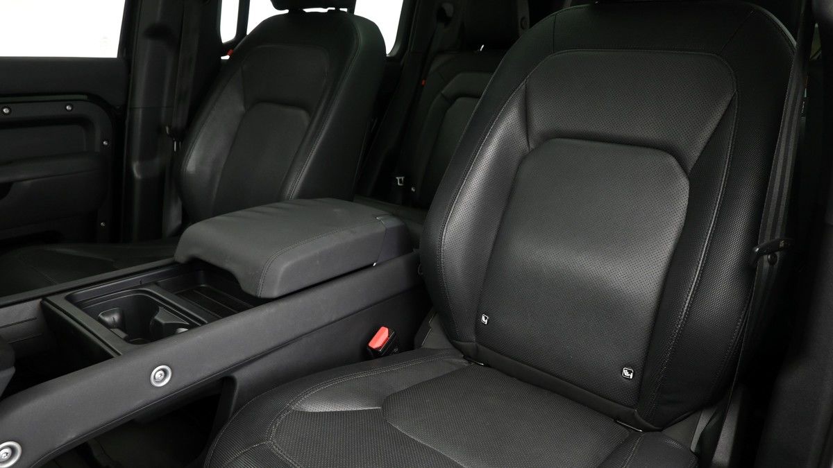 Land Rover Defender 110 Image 4