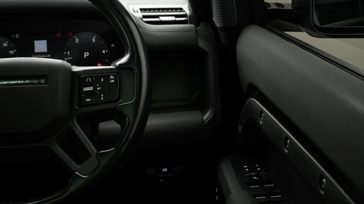 Land Rover Defender 110 Image 16