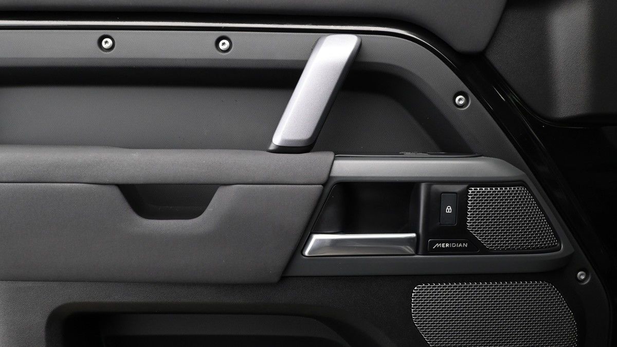 Land Rover Defender 110 Image 13