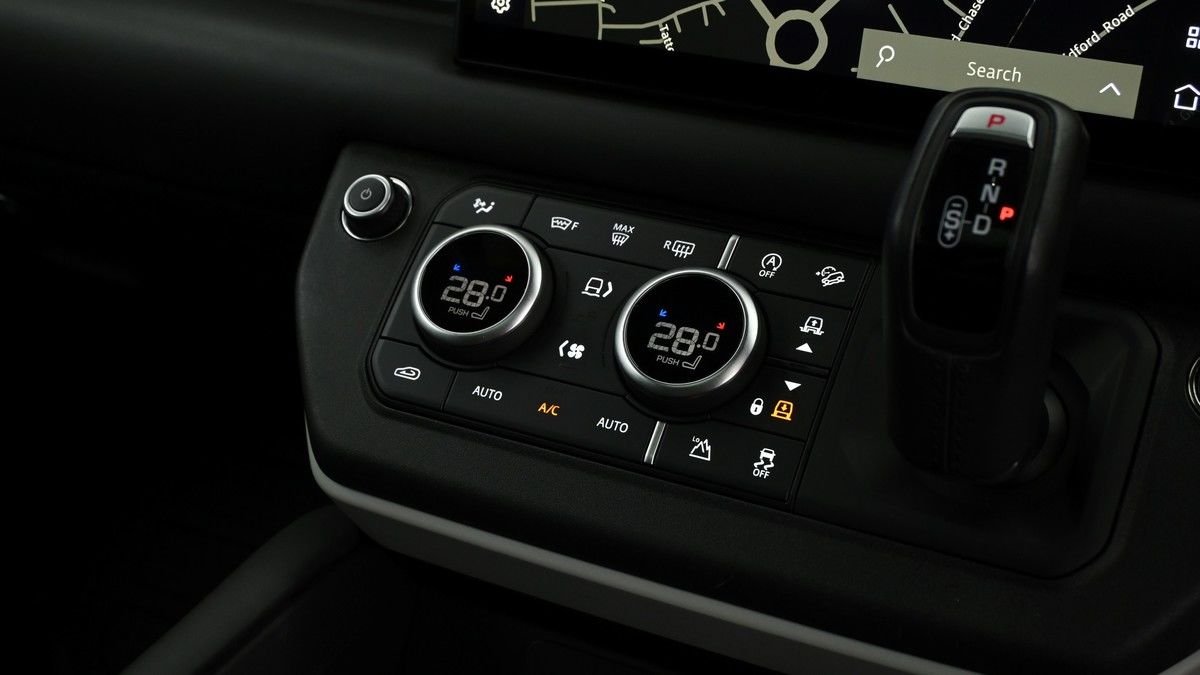 Land Rover Defender 110 Image 12