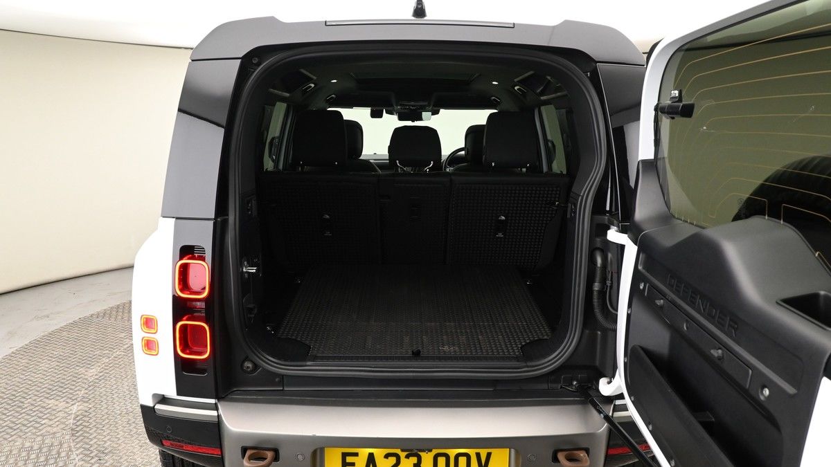 Land Rover Defender 110 Image 10
