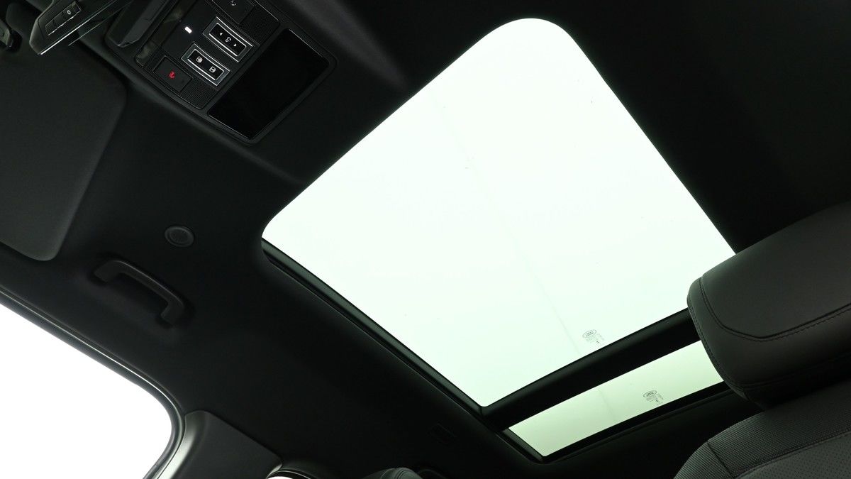Land Rover Defender 110 Image 2