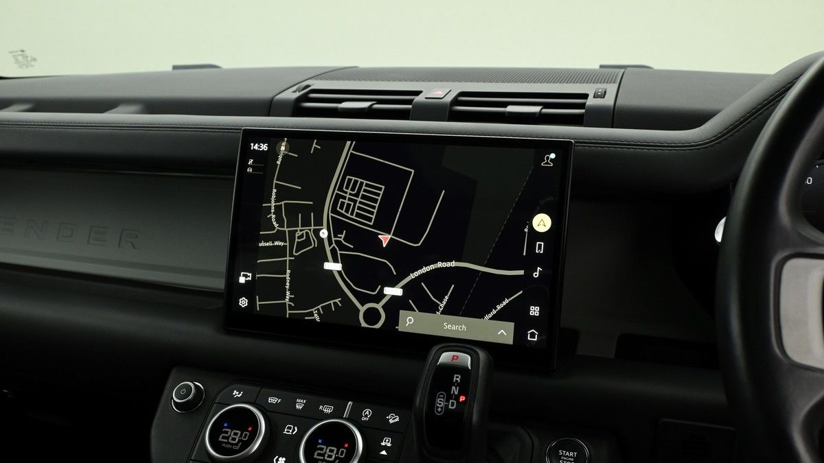 Land Rover Defender 110 Image 11