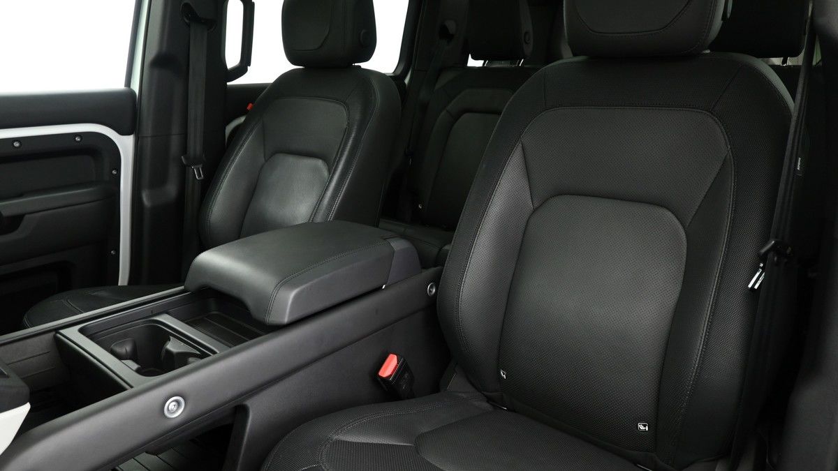 Land Rover Defender 110 Image 4