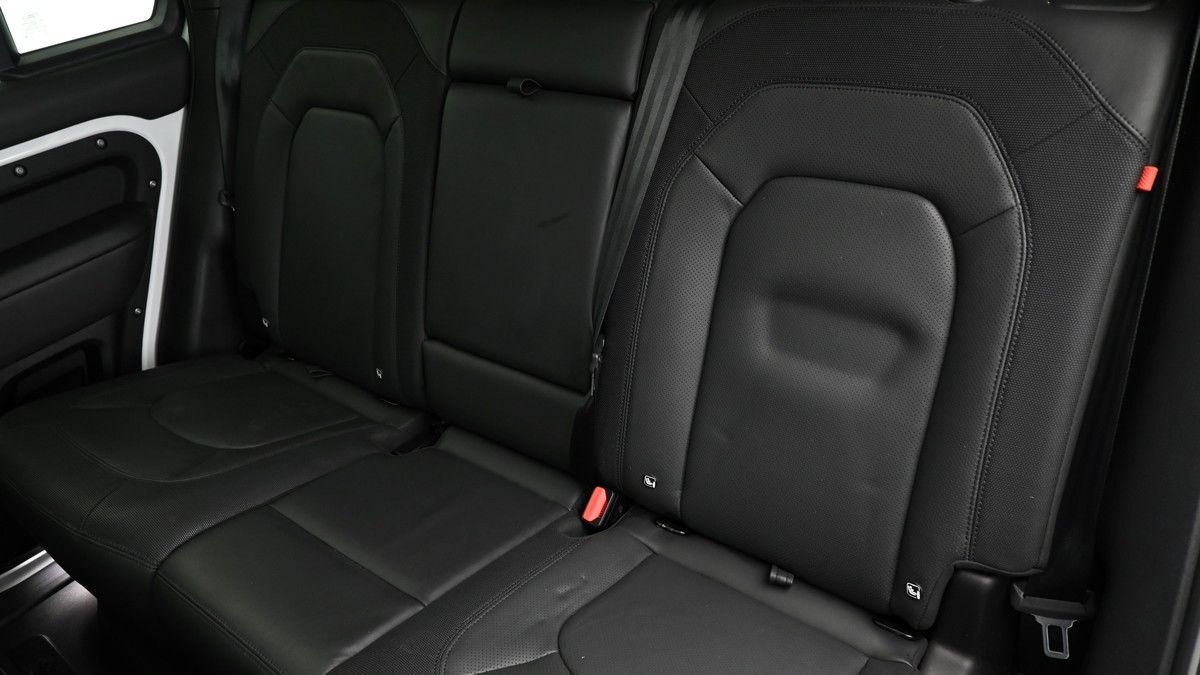 Land Rover Defender 110 Image 5