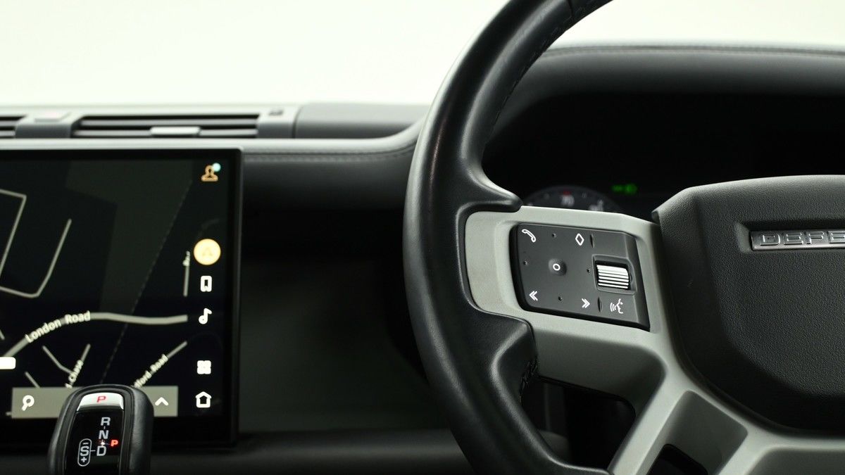 Land Rover Defender 110 Image 15