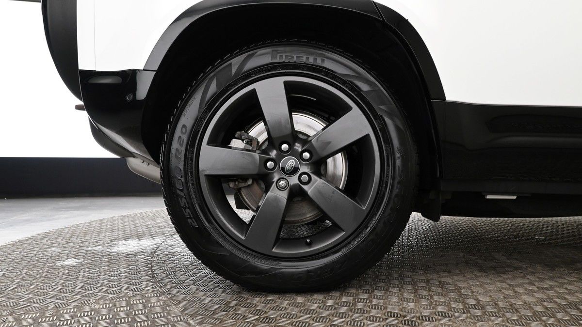 Land Rover Defender 110 Image 9