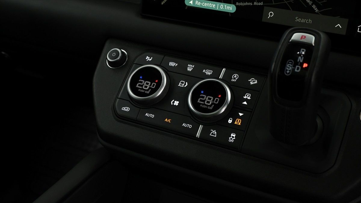 Land Rover Defender 110 Image 12