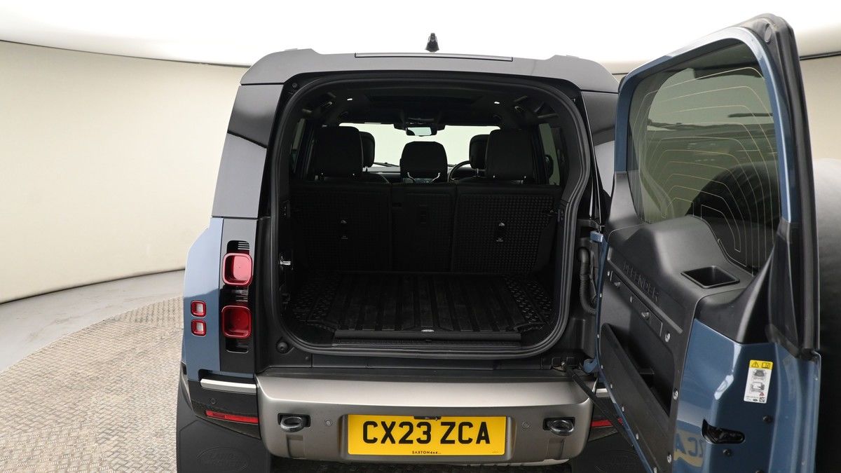 Land Rover Defender 110 Image 10