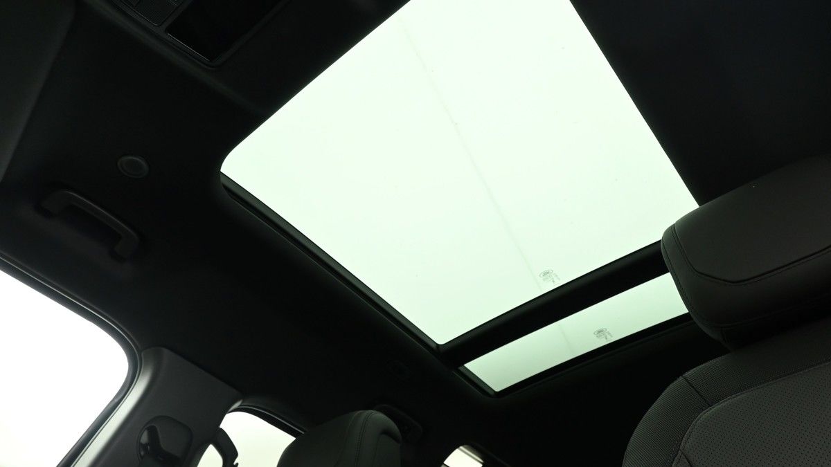 Land Rover Defender 110 Image 2