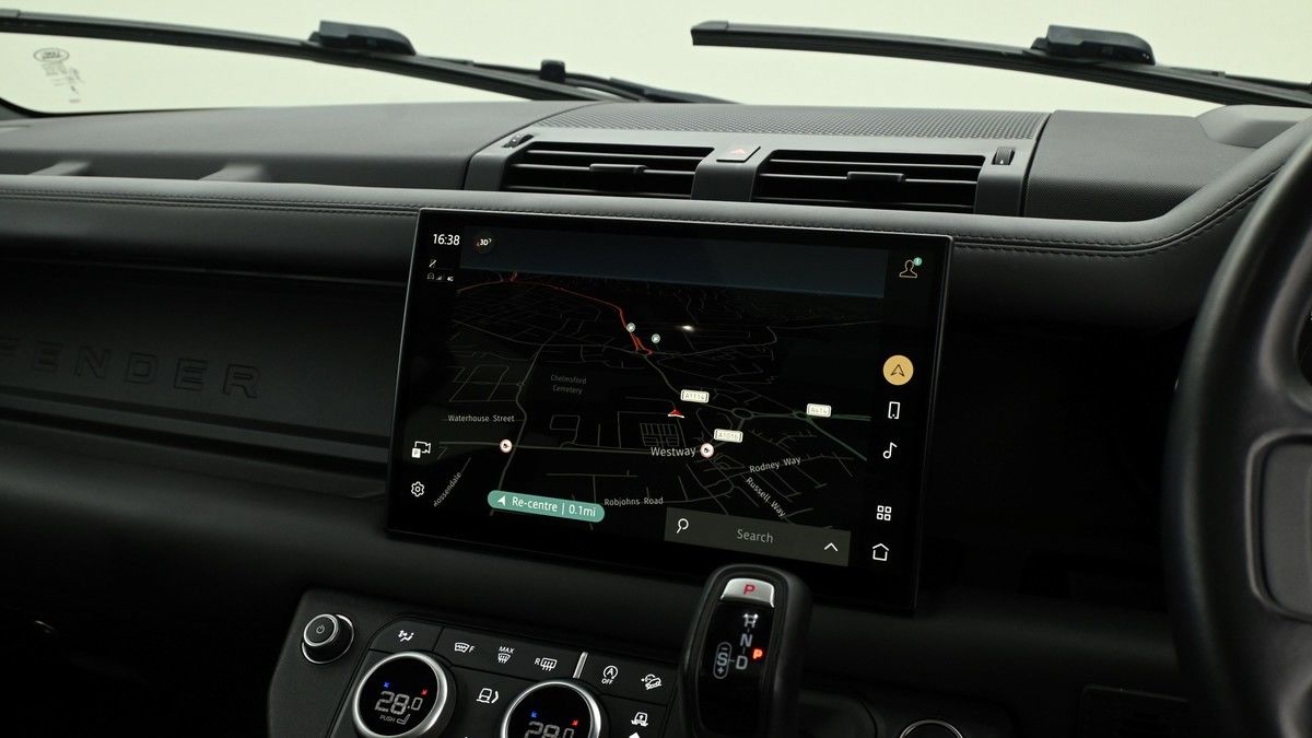 Land Rover Defender 110 Image 11