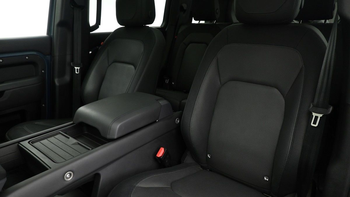 Land Rover Defender 110 Image 4