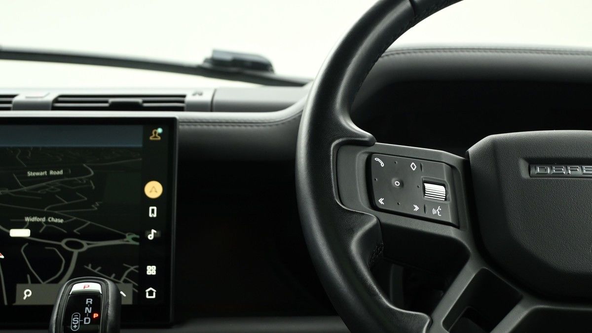 Land Rover Defender 110 Image 15