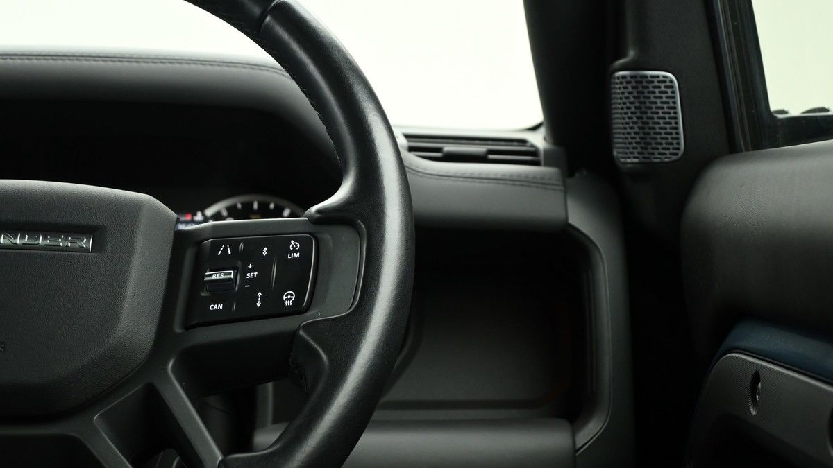 Land Rover Defender 110 Image 16