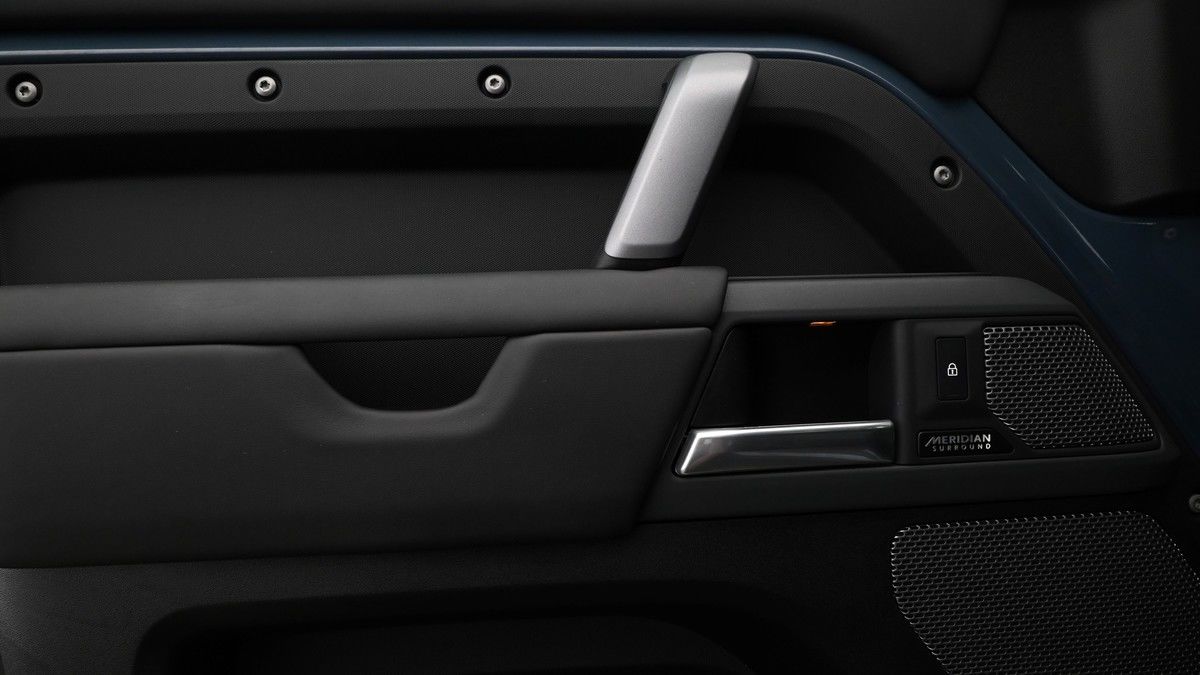 Land Rover Defender 110 Image 13