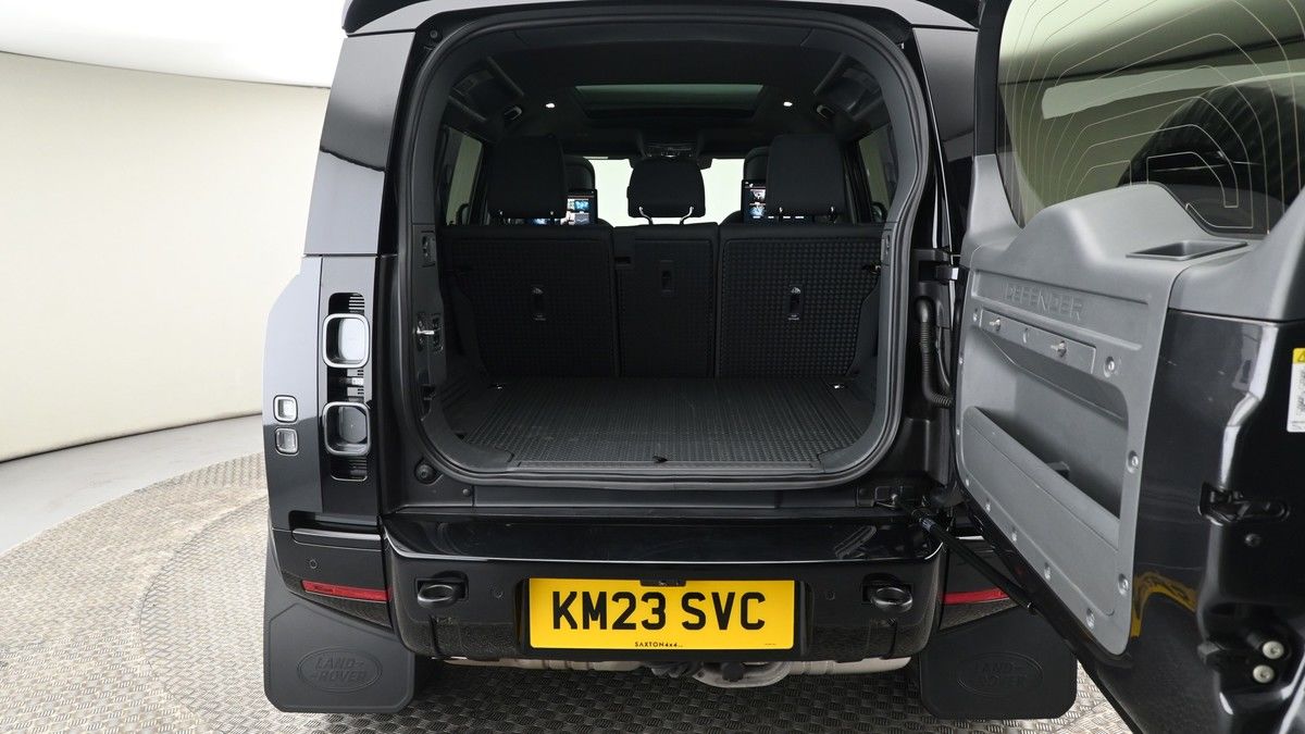 Land Rover Defender 110 Image 21