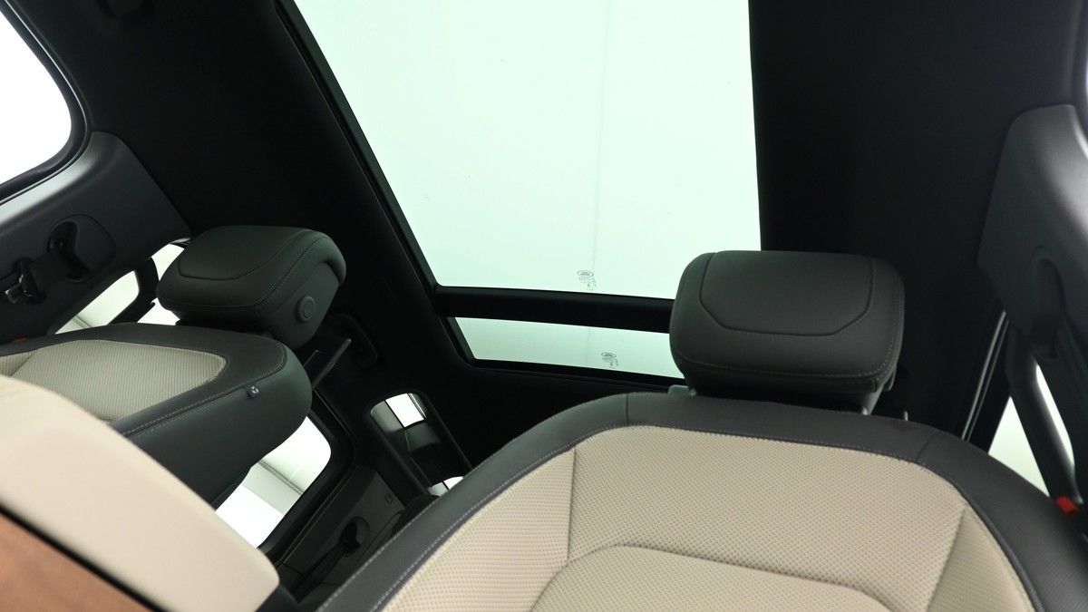 Land Rover Defender 110 Image 4