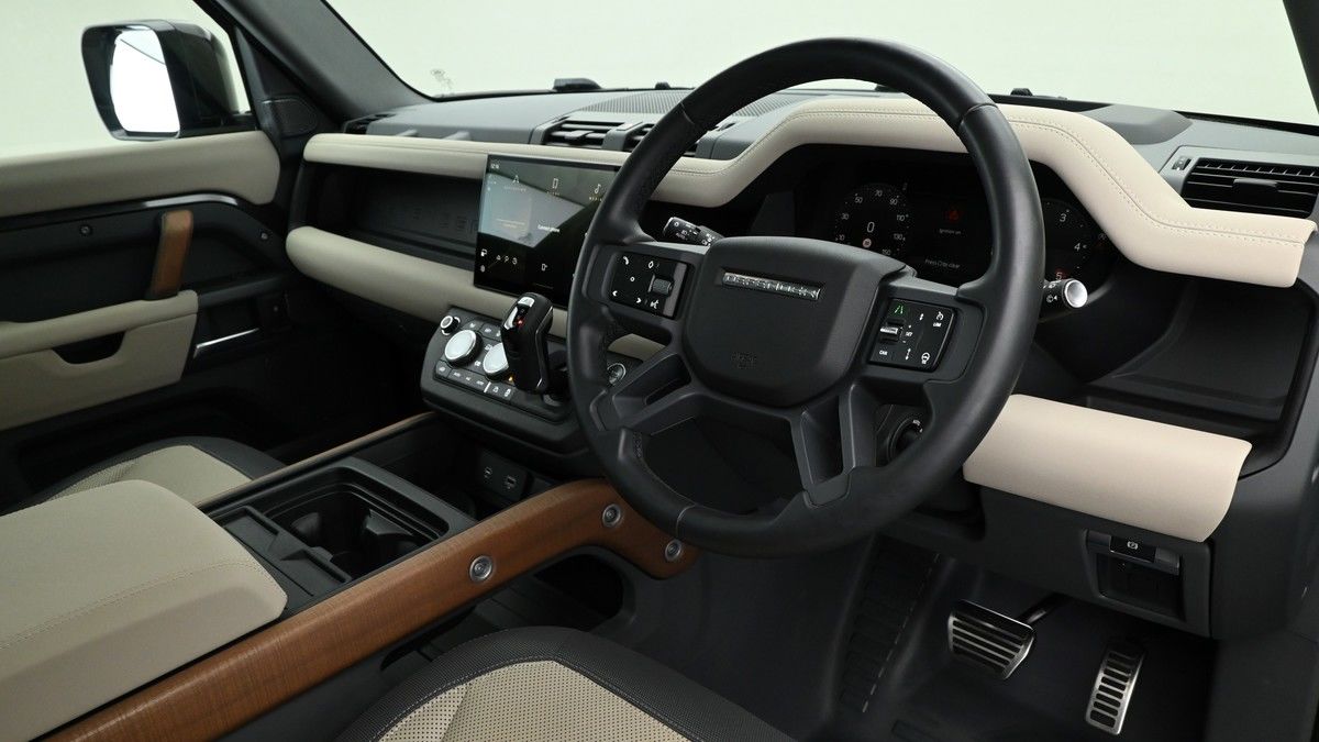 Land Rover Defender 110 Image 8