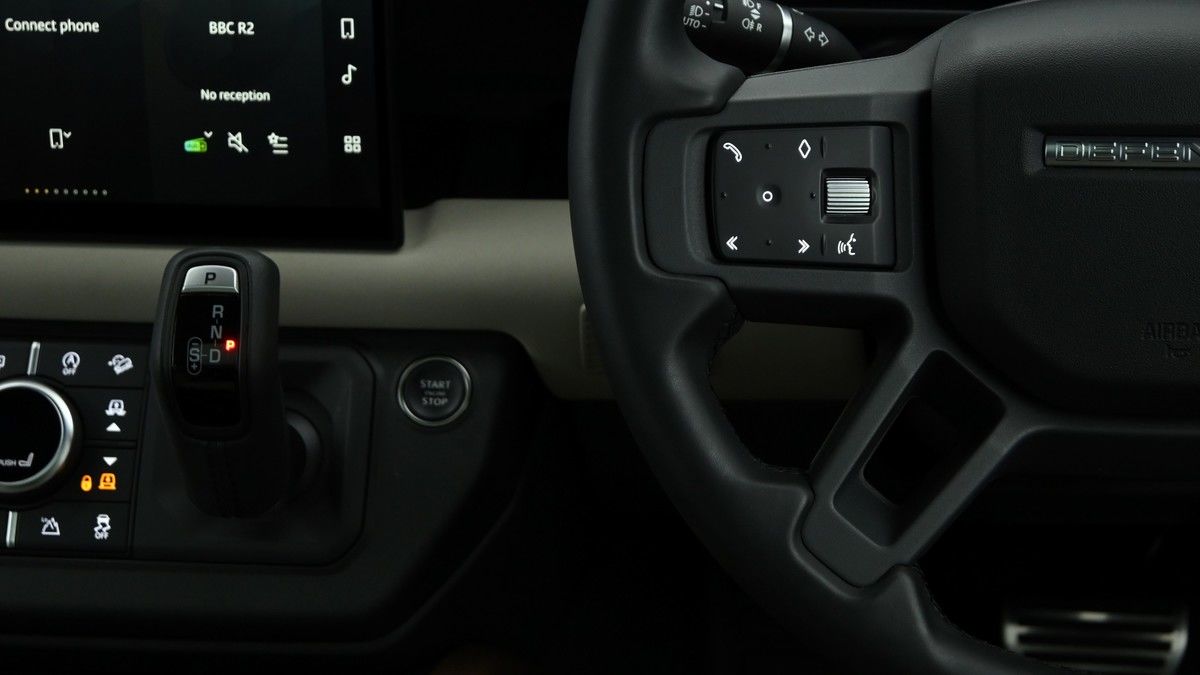 Land Rover Defender 110 Image 31