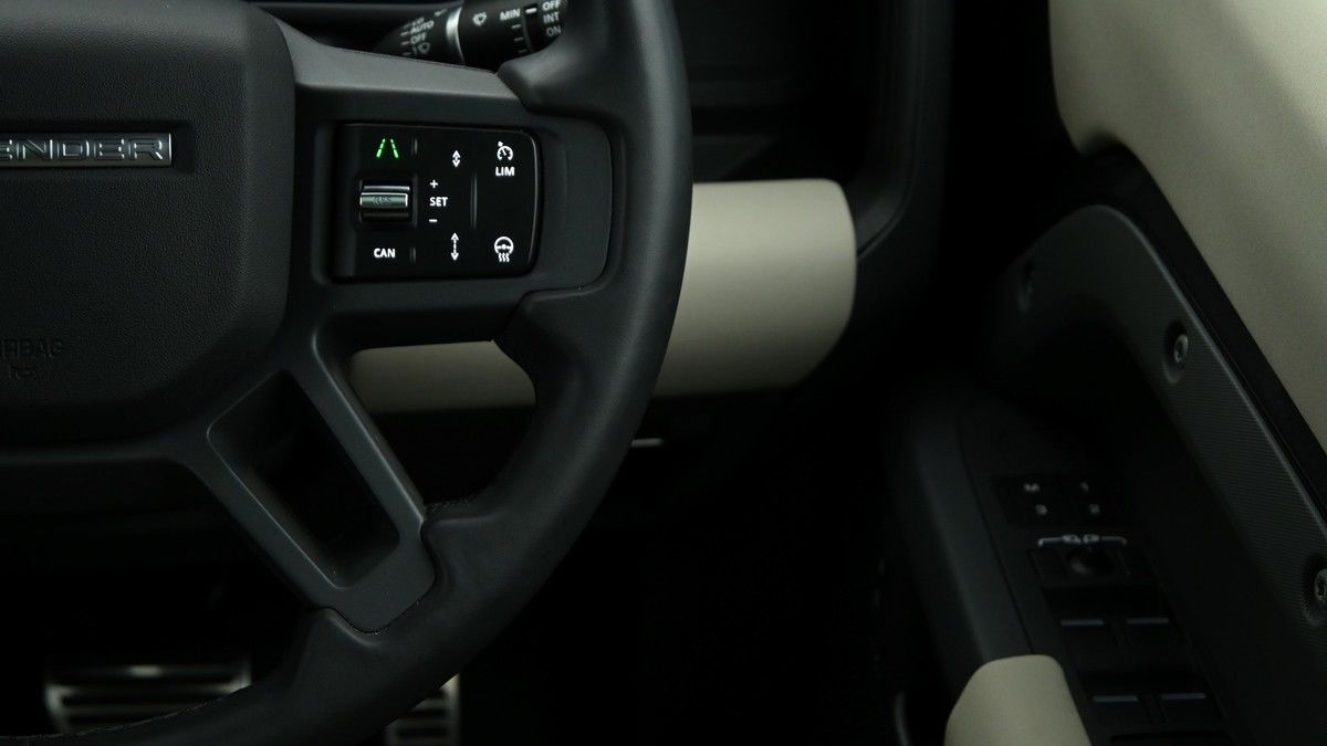 Land Rover Defender 110 Image 33