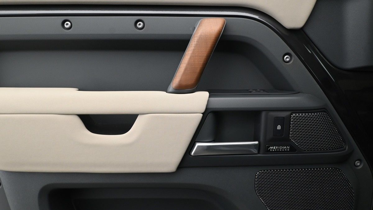 Land Rover Defender 110 Image 27