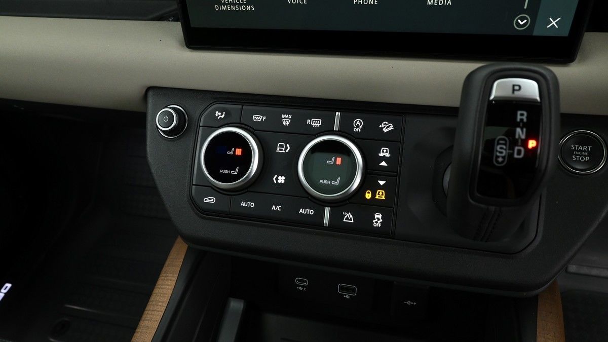 Land Rover Defender 110 Image 26