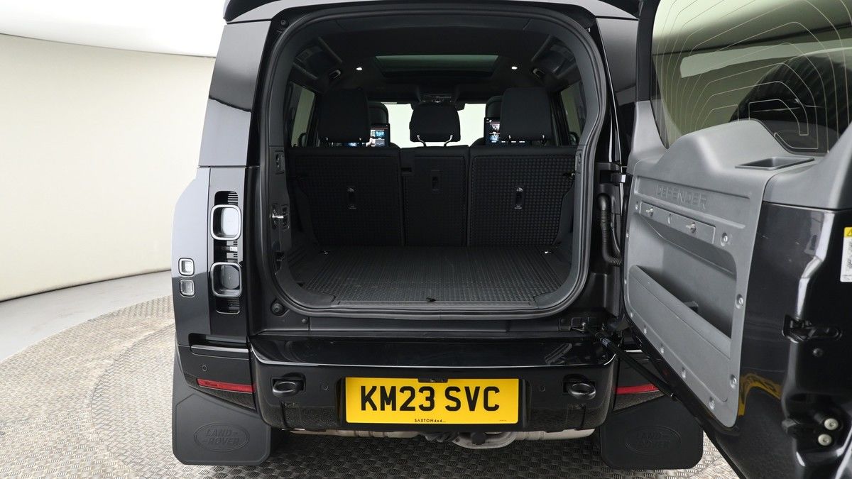 Land Rover Defender 110 Image 22